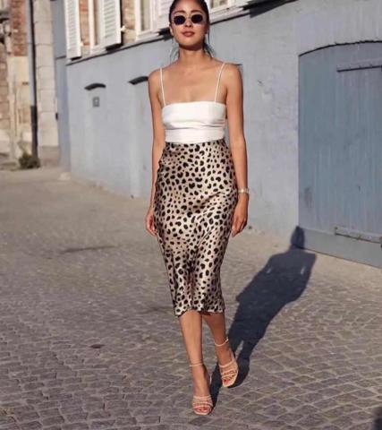 Slip skirt: Αυτή η φούστα θα σε κάνει να τρέξεις για ψώνια!