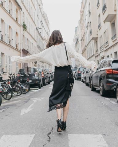 Slip skirt: Αυτή η φούστα θα σε κάνει να τρέξεις για ψώνια!