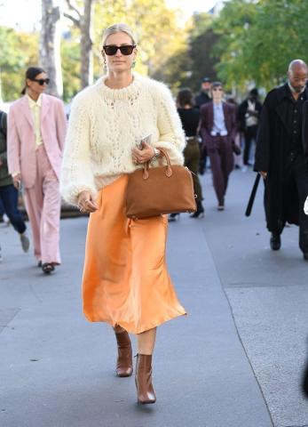 Slip skirt: Αυτή η φούστα θα σε κάνει να τρέξεις για ψώνια!