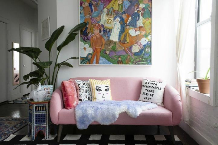 Ένας καναπές σε έντονο χρώμα για τη διακόσμηση του σαλονιού Ένας καναπές σε έντονο χρώμα για τη διακόσμηση του σαλονιού