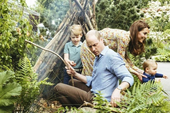 Χαμός στο ίντερνετ με τις νέες οικογενειακές φωτογραφίες της Kate Middleton και του Πρίγκιπα William Χαμός στο ίντερνετ με τις νέες οικογενειακές φωτογραφίες της Kate Middleton και του Πρίγκιπα William