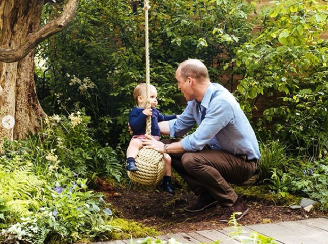Χαμός στο ίντερνετ με τις νέες οικογενειακές φωτογραφίες της Kate Middleton και του Πρίγκιπα William Χαμός στο ίντερνετ με τις νέες οικογενειακές φωτογραφίες της Kate Middleton και του Πρίγκιπα William