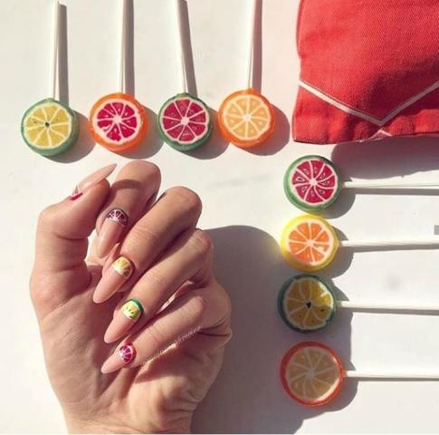 Οι πιο φρουτένιες ιδέες για ανοιξιάτικα και καλοκαιρινά μανικιούρ