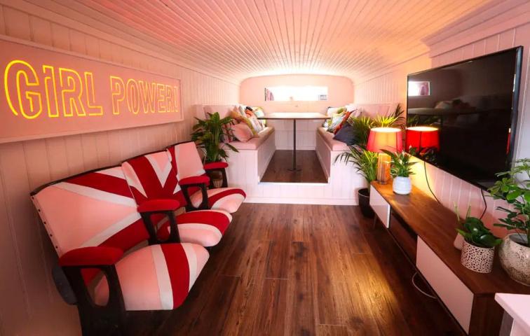 Από σήμερα διαθέσιμο στο Airbnb για ενοικίαση το iconic tour bus των Spice Girls 