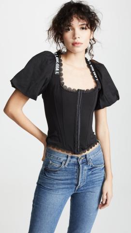 Αυτή είναι η νέα τάση στα tops που δεν θα εγκρίνει η γιαγιά σου αλλά θα λατρέψει το αγόρι σου