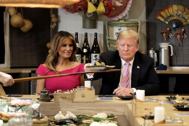 Η Melania φόρεσε ίδιο ρούχο με την Meghan Markle και δεν της το είχαμε Η Melania φόρεσε ίδιο ρούχο με την Meghan Markle και δεν της το είχαμε