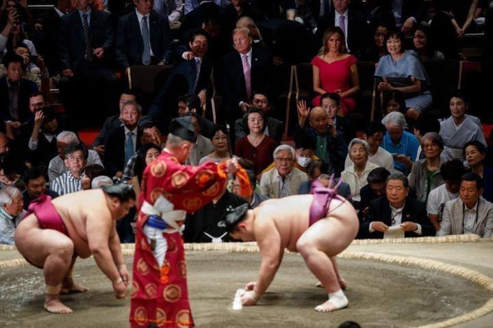 Η Melania φόρεσε ίδιο ρούχο με την Meghan Markle και δεν της το είχαμε Η Melania φόρεσε ίδιο ρούχο με την Meghan Markle και δεν της το είχαμε