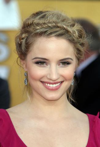 Σου δείχνουμε πώς να φτιάξεις σε 5 βήματα το πιο ρομαντικό χτένισμα του καλοκαιριού Σου δείχνουμε πώς να φτιάξεις σε 5 βήματα το πιο ρομαντικό χτένισμα του καλοκαιριού