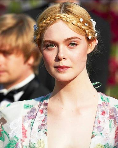 Σου δείχνουμε πώς να φτιάξεις σε 5 βήματα το πιο ρομαντικό χτένισμα του καλοκαιριού Σου δείχνουμε πώς να φτιάξεις σε 5 βήματα το πιο ρομαντικό χτένισμα του καλοκαιριού