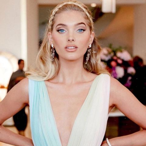 Σου δείχνουμε πώς να φτιάξεις σε 5 βήματα το πιο ρομαντικό χτένισμα του καλοκαιριού Σου δείχνουμε πώς να φτιάξεις σε 5 βήματα το πιο ρομαντικό χτένισμα του καλοκαιριού