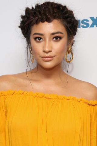 Σου δείχνουμε πώς να φτιάξεις σε 5 βήματα το πιο ρομαντικό χτένισμα του καλοκαιριού Σου δείχνουμε πώς να φτιάξεις σε 5 βήματα το πιο ρομαντικό χτένισμα του καλοκαιριού