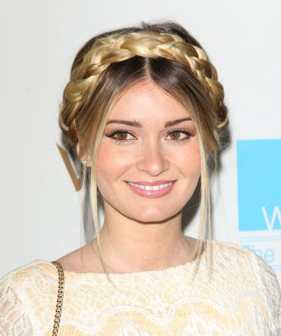 Σου δείχνουμε πώς να φτιάξεις σε 5 βήματα το πιο ρομαντικό χτένισμα του καλοκαιριού Σου δείχνουμε πώς να φτιάξεις σε 5 βήματα το πιο ρομαντικό χτένισμα του καλοκαιριού