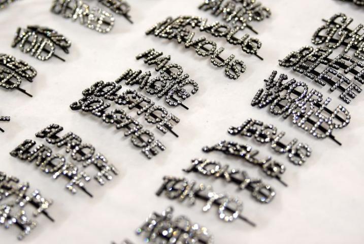 Slogan Barrettes: Το νέο αξεσουάρ που πρέπει οπωσδήποτε να δοκιμάσεις στα μαλλιά σου Slogan Barrettes: Το νέο αξεσουάρ που πρέπει οπωσδήποτε να δοκιμάσεις στα μαλλιά σου