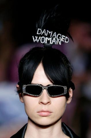 Slogan Barrettes: Το νέο αξεσουάρ που πρέπει οπωσδήποτε να δοκιμάσεις στα μαλλιά σου Slogan Barrettes: Το νέο αξεσουάρ που πρέπει οπωσδήποτε να δοκιμάσεις στα μαλλιά σου