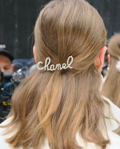 Slogan Barrettes: Το νέο αξεσουάρ που πρέπει οπωσδήποτε να δοκιμάσεις στα μαλλιά σου Slogan Barrettes: Το νέο αξεσουάρ που πρέπει οπωσδήποτε να δοκιμάσεις στα μαλλιά σου