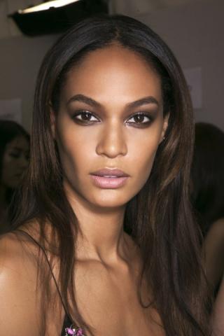 Πώς να κάνεις ένα smokey look να δείχνει πιο καλοκαιρινό Πώς να κάνεις ένα smokey look να δείχνει πιο καλοκαιρινό