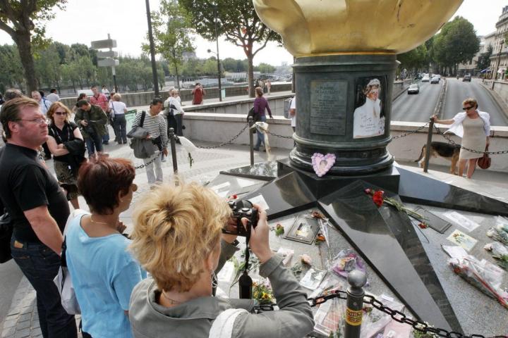 Το Παρίσι τιμάει την Diana - 22 χρόνια από τον θάνατό της Το Παρίσι τιμάει την Diana - 22 χρόνια από τον θάνατό της