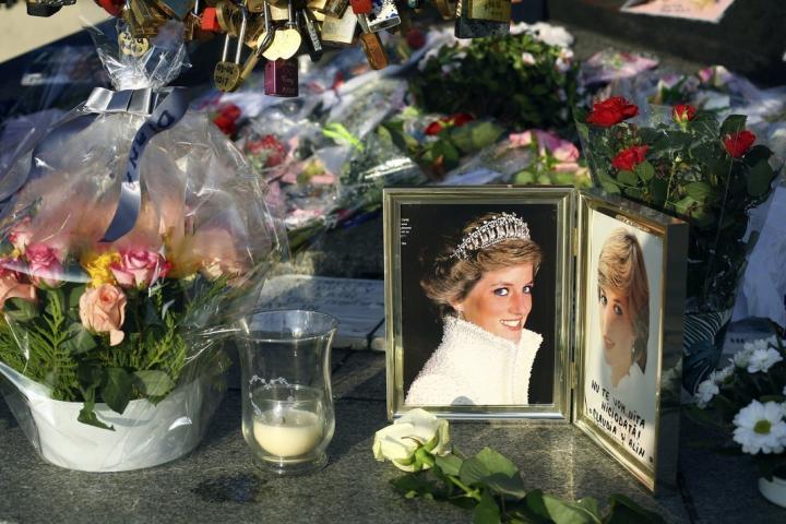 Το Παρίσι τιμάει την Diana - 22 χρόνια από τον θάνατό της Το Παρίσι τιμάει την Diana - 22 χρόνια από τον θάνατό της