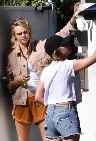 Naughty Girl: Η Cara με τη σύντροφό της μεταφέρουν σαδομαζοχιστικό παιχνίδι στο σπίτι και ο φακός τις συνέλαβε Naughty Girl: Η Cara με τη σύντροφό της μεταφέρουν σαδομαζοχιστικό παιχνίδι στο σπίτι και ο φακός τις συνέλαβε