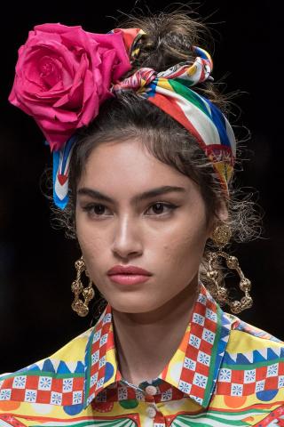 8 χτενίσματα για μακριά μαλλιά ώστε να μην ζεσταίνεσαι πολύ