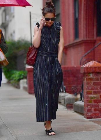 Η Katie Holmes κάνει βόλτα φορώντας ένα εξαιρετικό jumpsuit Η Katie Holmes κάνει βόλτα φορώντας ένα εξαιρετικό jumpsuit