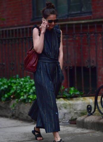 Η Katie Holmes κάνει βόλτα φορώντας ένα εξαιρετικό jumpsuit Η Katie Holmes κάνει βόλτα φορώντας ένα εξαιρετικό jumpsuit