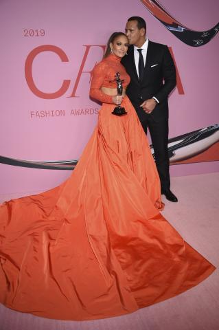 CFDA Fashion Awards: Οι δύο εντυπωσιακότερες παρουσίες ήταν η JLo και η Brooke Shields CFDA Fashion Awards: Οι δύο εντυπωσιακότερες παρουσίες ήταν η JLo και η Brooke Shields