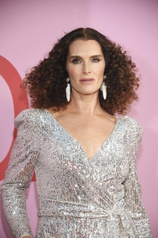 CFDA Fashion Awards: Οι δύο εντυπωσιακότερες παρουσίες ήταν η JLo και η Brooke Shields CFDA Fashion Awards: Οι δύο εντυπωσιακότερες παρουσίες ήταν η JLo και η Brooke Shields