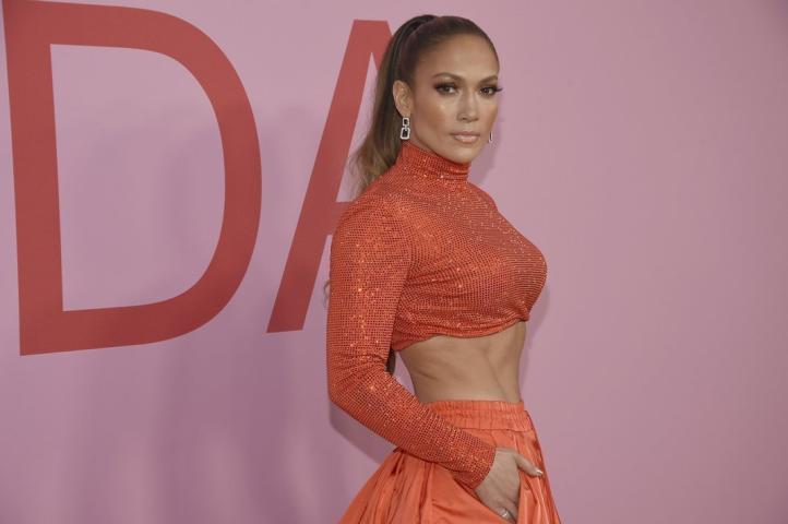 CFDA Fashion Awards: Οι δύο εντυπωσιακότερες παρουσίες ήταν η JLo και η Brooke Shields CFDA Fashion Awards: Οι δύο εντυπωσιακότερες παρουσίες ήταν η JLo και η Brooke Shields