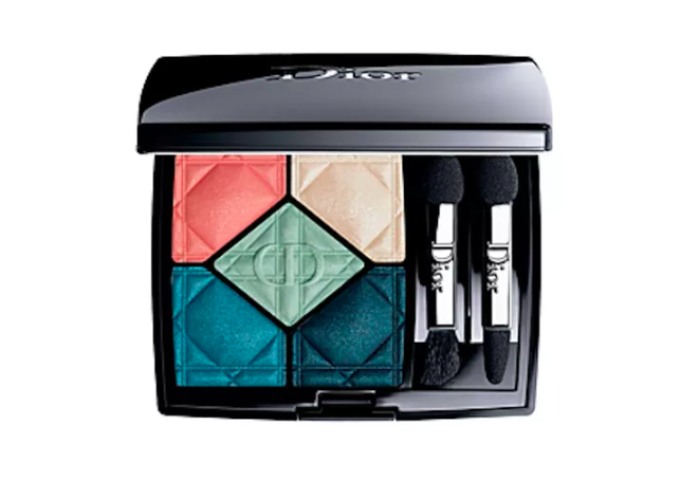 Θα πάθεις πλάκα με την πιο hot απόχρωση σκιάς του καλοκαιριού Θα πάθεις πλάκα με την πιο hot απόχρωση σκιάς του καλοκαιριού