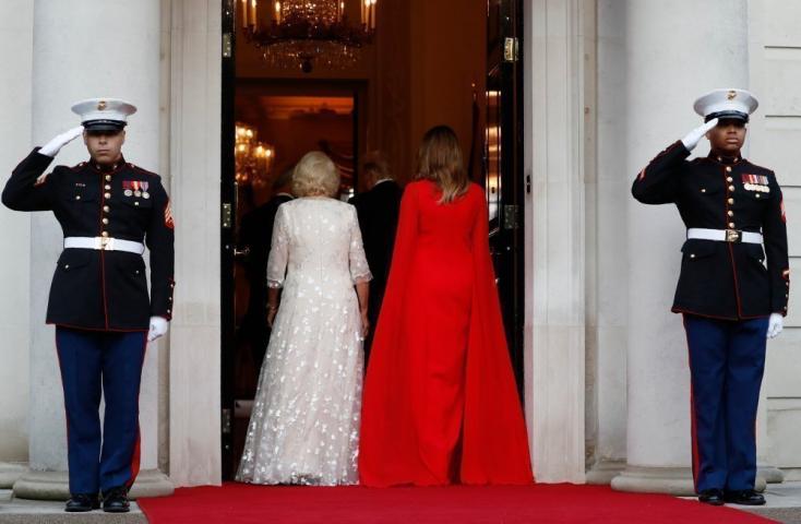 Η Μελάνια βάλθηκε να τρελάνει τους Βρετανούς και τα πάει περίφημα Η Μελάνια βάλθηκε να τρελάνει τους Βρετανούς και τα πάει περίφημα