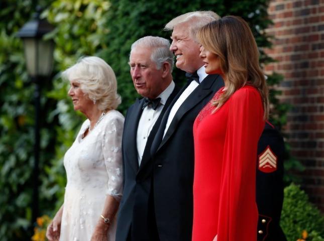 Η Μελάνια βάλθηκε να τρελάνει τους Βρετανούς και τα πάει περίφημα Η Μελάνια βάλθηκε να τρελάνει τους Βρετανούς και τα πάει περίφημα