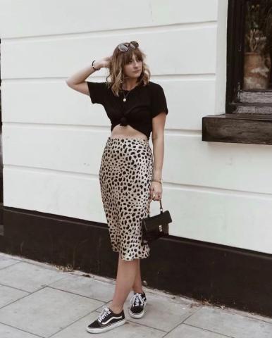 Η φούστα του καλοκαιριού λέγεται Naomi και τη φοράνε ήδη οι πιο στιλάτες γυναίκες στον κόσμο Η φούστα του καλοκαιριού λέγεται Naomi και τη φοράνε ήδη οι πιο στιλάτες γυναίκες στον κόσμο