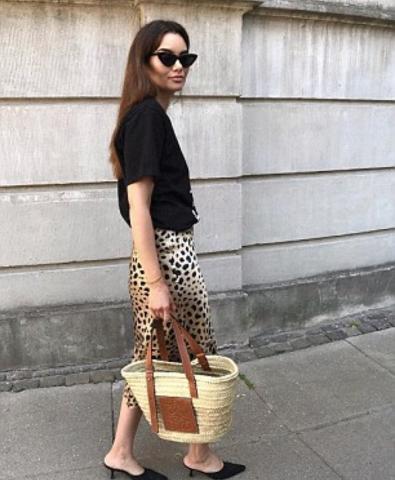 Η φούστα του καλοκαιριού λέγεται Naomi και τη φοράνε ήδη οι πιο στιλάτες γυναίκες στον κόσμο Η φούστα του καλοκαιριού λέγεται Naomi και τη φοράνε ήδη οι πιο στιλάτες γυναίκες στον κόσμο