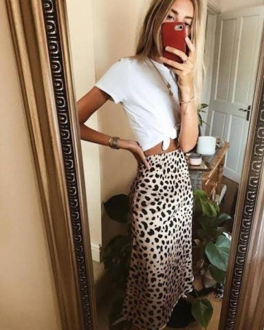 Η φούστα του καλοκαιριού λέγεται Naomi και τη φοράνε ήδη οι πιο στιλάτες γυναίκες στον κόσμο Η φούστα του καλοκαιριού λέγεται Naomi και τη φοράνε ήδη οι πιο στιλάτες γυναίκες στον κόσμο