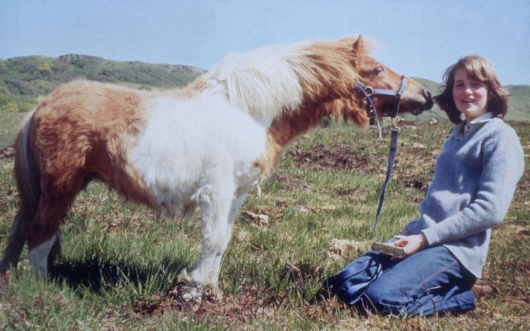 Οι άγνωστες λήψεις της Diana πριν γίνει Lady στο πλευρό του Καρόλου Οι άγνωστες λήψεις της Diana πριν γίνει Lady στο πλευρό του Καρόλου