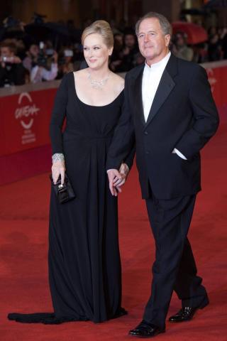 Κόντρα στο ρεύμα: Τα ζευγάρια του Hollywood που παραμένουν μαζί ύστερα από δεκαετίες γάμου Κόντρα στο ρεύμα: Τα ζευγάρια του Hollywood που παραμένουν μαζί ύστερα από δεκαετίες γάμου