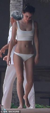 Emma Watson: Μας δείχνει πώς είναι να έχεις ένα εντελώς φυσιολογικό κορμί Emma Watson: Μας δείχνει πώς είναι να έχεις ένα εντελώς φυσιολογικό κορμί