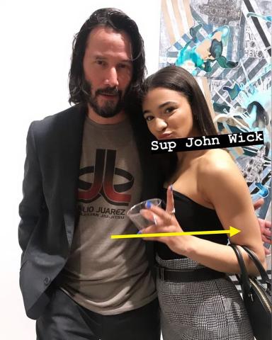 «Αληθινός gentleman»: Το κόλπο του Keanu Reeves όταν φωτογραφίζεται με θαυμάστριές που έγινε viral «Αληθινός gentleman»: Το κόλπο του Keanu Reeves όταν φωτογραφίζεται με θαυμάστριές που έγινε viral
