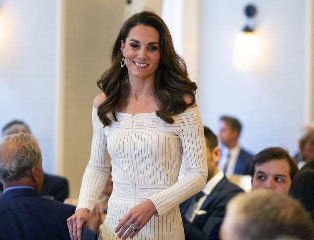 Kate Middleton: Με υποδειγματικό off-the-shoulder φόρεμα Kate Middleton: Με υποδειγματικό off-the-shoulder φόρεμα