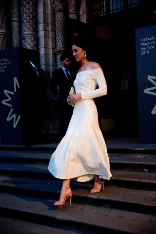 Kate Middleton: Με υποδειγματικό off-the-shoulder φόρεμα Kate Middleton: Με υποδειγματικό off-the-shoulder φόρεμα