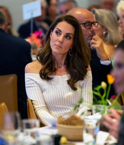 Kate Middleton: Με υποδειγματικό off-the-shoulder φόρεμα Kate Middleton: Με υποδειγματικό off-the-shoulder φόρεμα