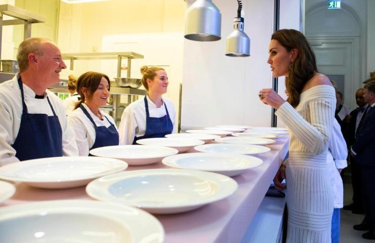 Kate Middleton: Με υποδειγματικό off-the-shoulder φόρεμα Kate Middleton: Με υποδειγματικό off-the-shoulder φόρεμα