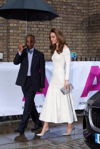 Kate Middleton: Με υποδειγματικό off-the-shoulder φόρεμα Kate Middleton: Με υποδειγματικό off-the-shoulder φόρεμα