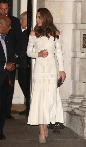Kate Middleton: Με υποδειγματικό off-the-shoulder φόρεμα Kate Middleton: Με υποδειγματικό off-the-shoulder φόρεμα