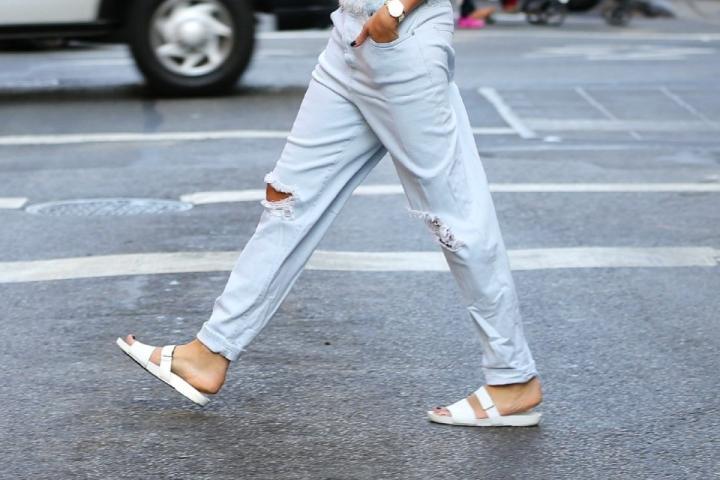 Κι όμως, τα slides επέστρεψαν στη μόδα και θα τα φοράς από το πρωί ως το βράδυ!