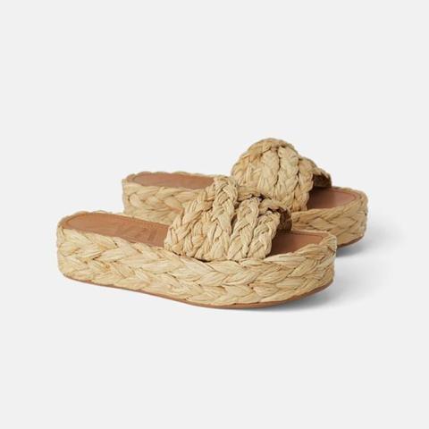 Κι όμως, τα slides επέστρεψαν στη μόδα και θα τα φοράς από το πρωί ως το βράδυ!