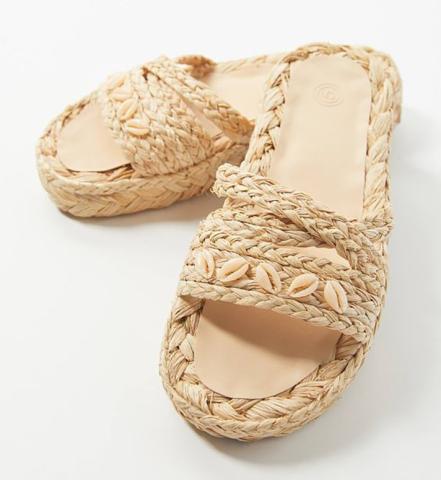 Κι όμως, τα slides επέστρεψαν στη μόδα και θα τα φοράς από το πρωί ως το βράδυ!