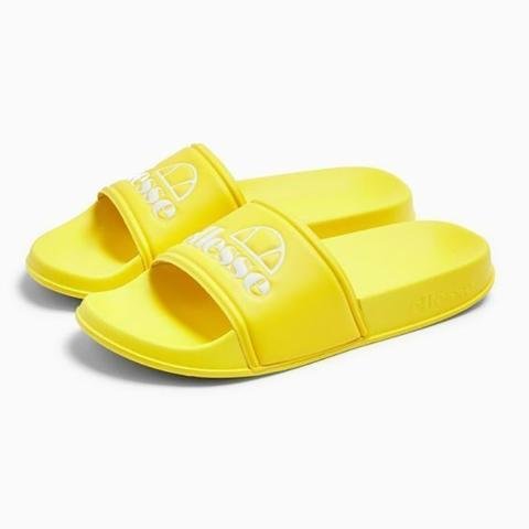 Κι όμως, τα slides επέστρεψαν στη μόδα και θα τα φοράς από το πρωί ως το βράδυ!