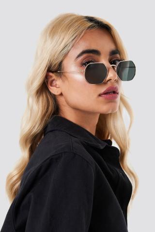 Δες ποιες είναι οι 5 top τάσεις στα γυαλιά ηλίου του φετινού καλοκαιριού Δες ποιες είναι οι 5 top τάσεις στα γυαλιά ηλίου του φετινού καλοκαιριού